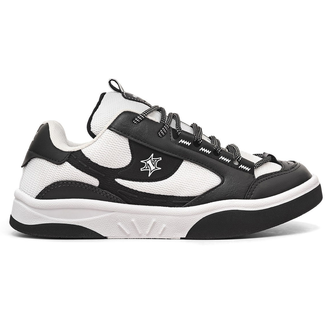 Tênis casual urbano masculino preto e branco com estrela lateral branca e sola branca com detalhes em preto